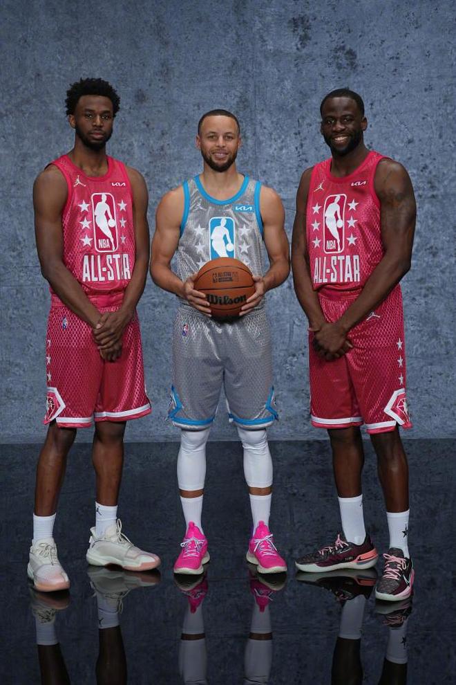 洛杉矶道奇官方推出 2025“双冠纪念章”，每枚金章内嵌入了一枚真实的世界大赛用球碎片