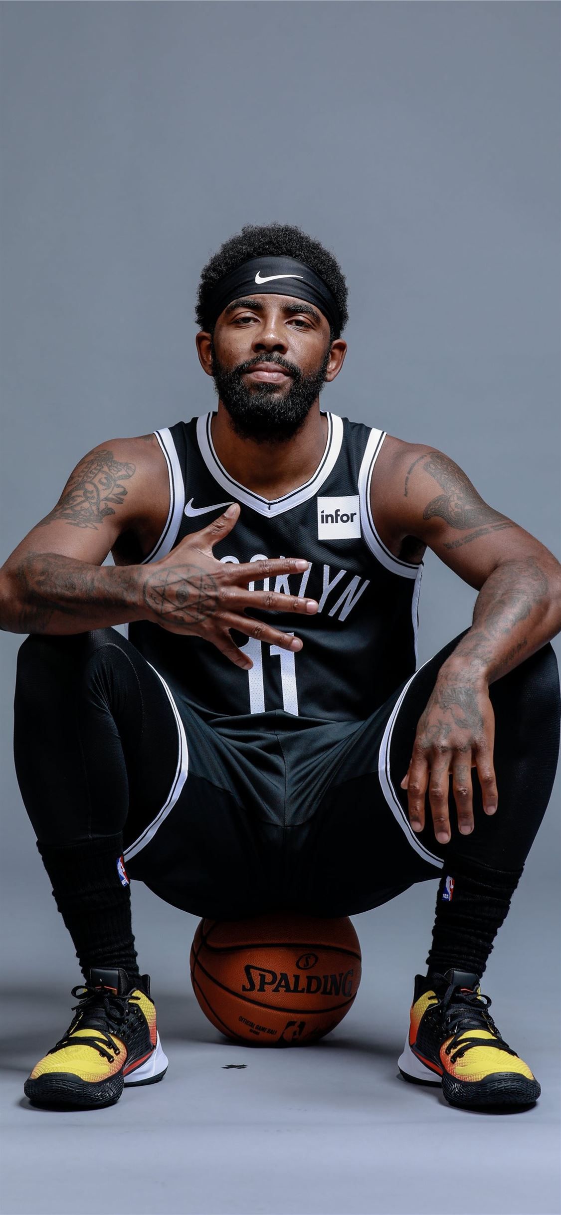 一张是1984奥运会对西班牙，另一张是nba早年对活塞。可以看到这时期跳投不带后仰，纯粹跳得高。