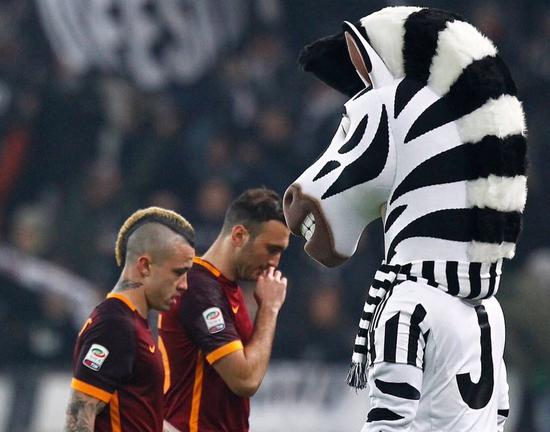 2016年：迈阿密马林鱼队球场外设立何塞·费尔南德斯临时悼念区。