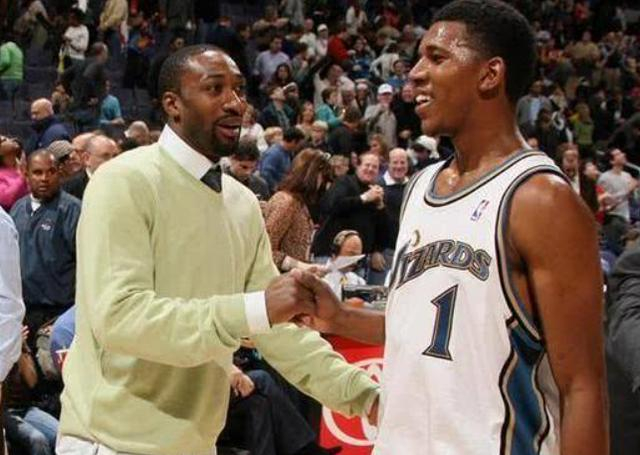 F1收官战维斯塔潘夺杆 车手总冠军今晚揭晓