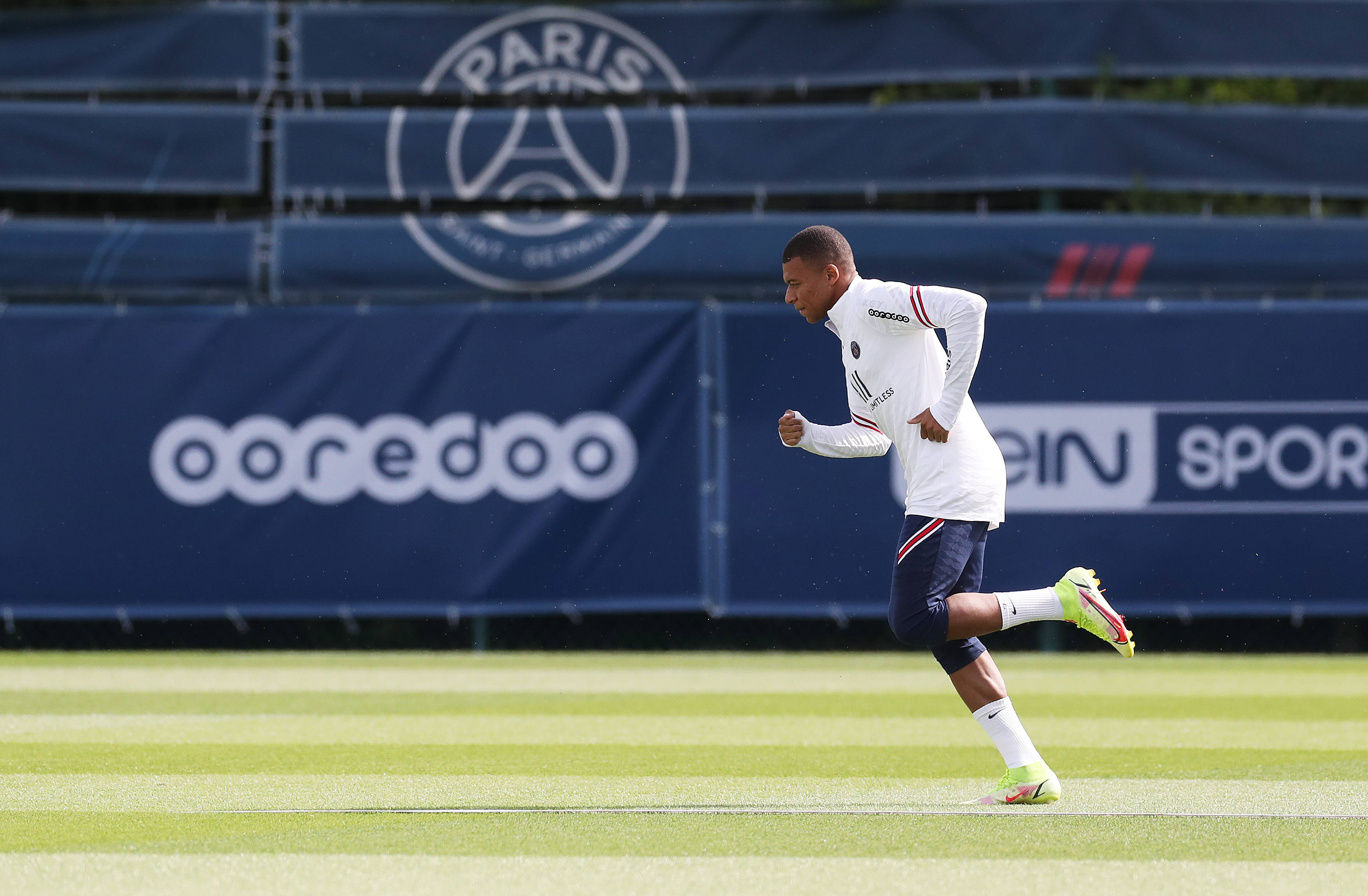 世体：新月对莱万表现出浓厚兴趣，但球员不打算离开巴萨