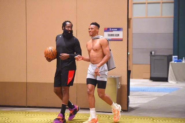 詹姆斯复出就收大礼，骑士4连败，助力詹姆斯冲史诗级成就