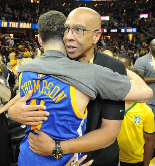 为什么棒球比赛中的跑垒员在回垒时必须触摸到本垒板的边缘