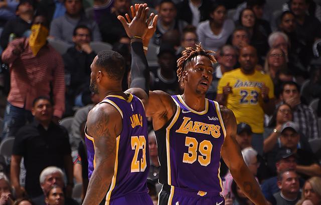 慢重钝！雷迪克看不下去了，换下詹姆斯！东契奇压哨三分拯救全队